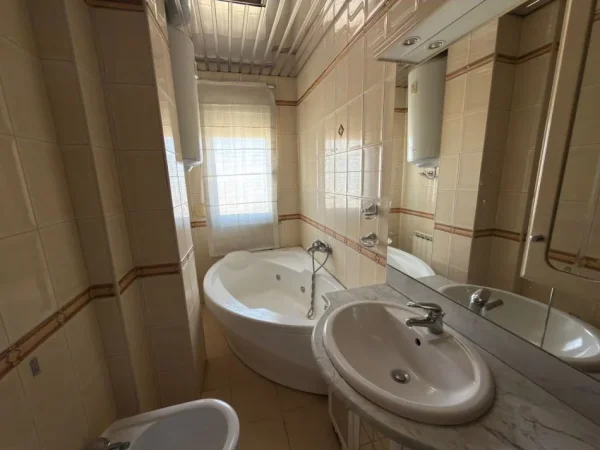 Tirane, jepet me qera apartament 2+1 Kati 9, 125 m² 800 € 