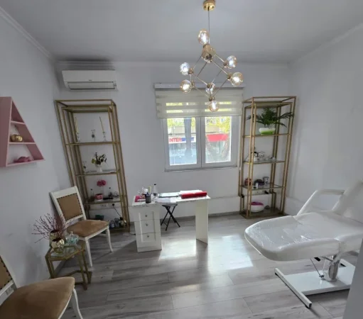 Tirane, jepet me qera ambjent biznesi Kati 2, 70 m² 800 € (Tek Myslym Shyri, ne hyrje te tregut Cam)