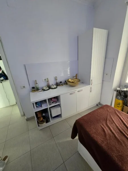 Tirane, jepet me qera ambjent biznesi Kati 2, 70 m² 800 € (Tek Myslym Shyri, ne hyrje te tregut Cam)