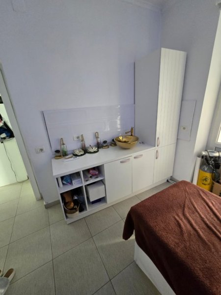 Tirane, jepet me qera ambjent biznesi Kati 2, 70 m² 800 € (Tek Myslym Shyri, ne hyrje te tregut Cam)