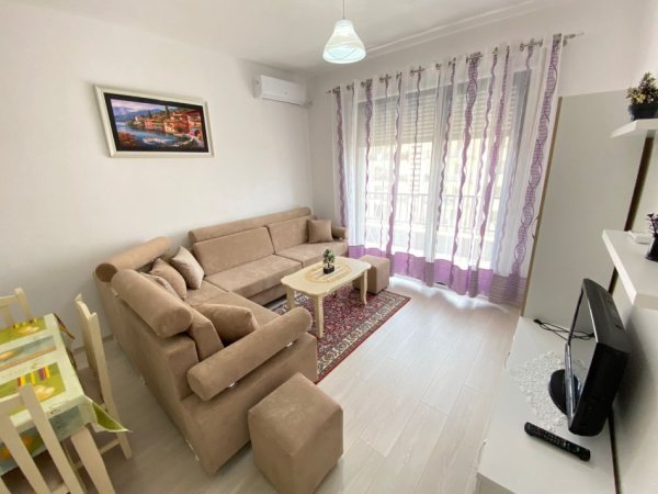 Tirane, jepet me qera apartament 3+1 Kati 5, 100 m² 550 €