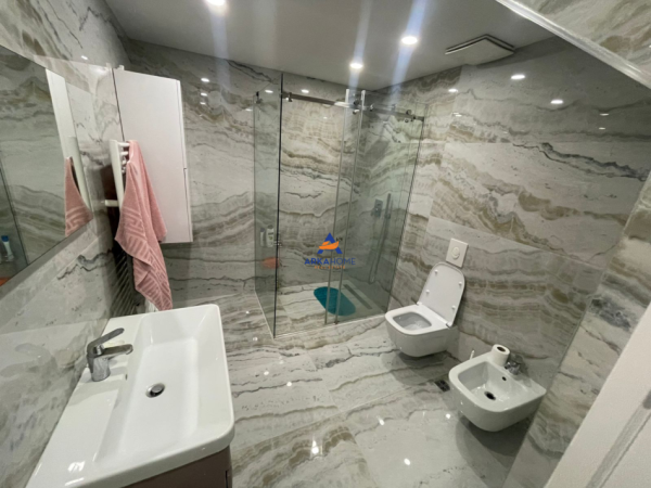 Tirane, jepet me qera apartament 2+1+Ballkon Kati 1, 125 m² 1.700 € (RESIDENCA KODRA E DIELLIT 1)