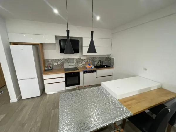 Tirane, jepet me qera apartament 2+1+Ballkon Kati 1, 125 m² 1.500 € (RESIDENCA KODRA E DIELLIT 1)