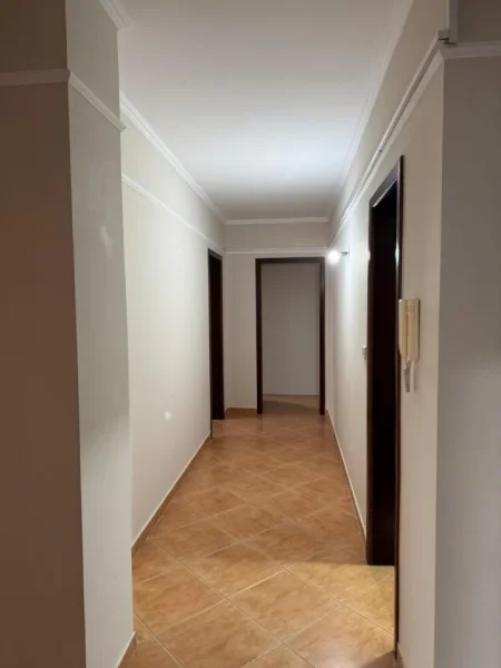 Tirane, jepet me qera zyre Kati 4, 178 m² 1.700 € (Sheshi Willson, Bllok)