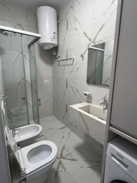 Tirane, jepet me qera apartament 2+1 , 85 m² 1.000 € (Jordan Misja)