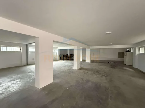 Tirane, jepet me qera magazine Kati 0, 97 m² 350 € (RRUGA RESHIT MALOKU)