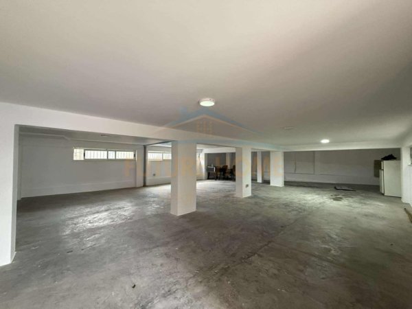 Tirane, jepet me qera magazine Kati 0, 97 m² 350 € (RRUGA RESHIT MALOKU)