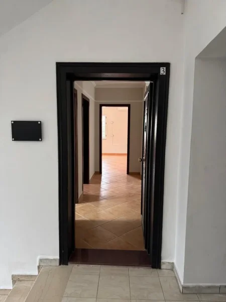 Tirane, jepet me qera zyre Kati 4, 178 m² 1.700 € (Sheshi Wilson)