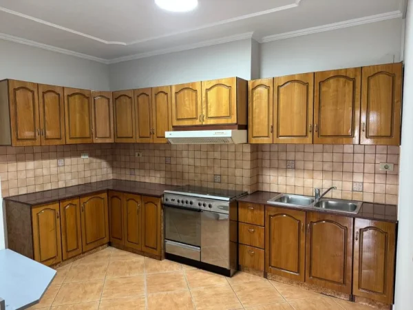 Tirane, jepet me qera zyre Kati 4, 178 m² 1.700 € (Sheshi Wilson)