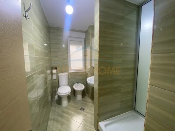 Tirane, jepet me qera apartament 2+1 Kati 2, 80 m² 750 € (KOMPLEKSI KONTAKT)