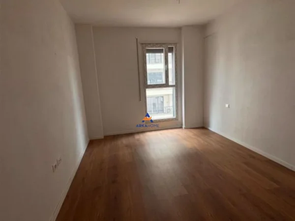 Tirane, jepet me qera apartament 2+1+Ballkon Kati 6, 100 m² 600 € (DON BOSKO, PERBALLE GJYKATES ADMINISTRATIVE)
