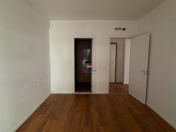 Tirane, jepet me qera apartament 2+1+Ballkon Kati 6, 100 m² 600 € (DON BOSKO, PERBALLE GJYKATES ADMINISTRATIVE)