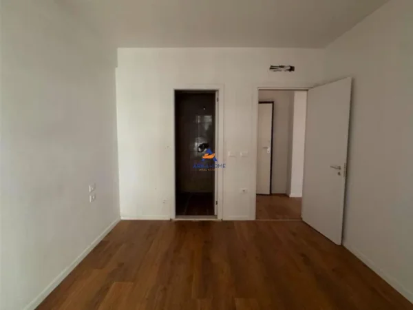 Tirane, jepet me qera apartament 2+1+Ballkon Kati 6, 100 m² 600 € (DON BOSKO, PERBALLE GJYKATES ADMINISTRATIVE)