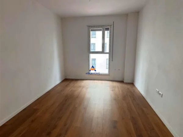 Tirane, jepet me qera apartament 2+1+Ballkon Kati 6, 100 m² 600 € (DON BOSKO, PERBALLE GJYKATES ADMINISTRATIVE)