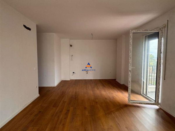 Tirane, jepet me qera apartament 2+1+Ballkon Kati 6, 100 m² 600 € (DON BOSKO, PERBALLE GJYKATES ADMINISTRATIVE)