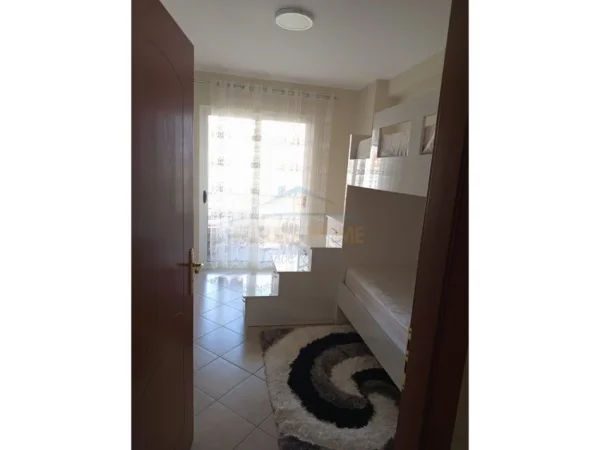 Tirane, jepet me qera apartament 2+1 Kati 4, 110 m² 550 € (PRANE KOMPLEKSIT JOLLA)