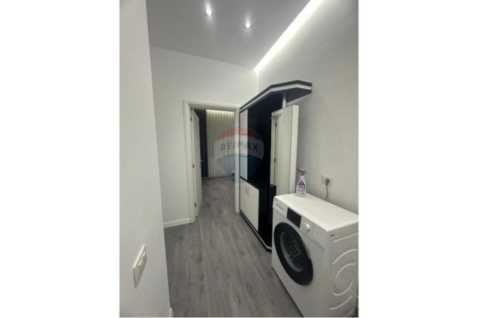 Tirane, jepet me qera apartament 1+1 , 59 m² 700 € (Prane Ambasades Amerikane)