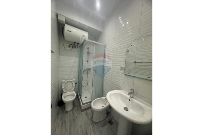 Tirane, jepet me qera apartament 1+1 , 59 m² 700 € (Prane Ambasades Amerikane)