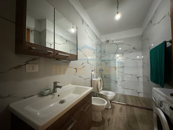 Tirane, jepet me qera apartament 2+1+Ballkon Kati 6, 93 m² 550 € (PRANE RRETHIT TE ASTIRIT)