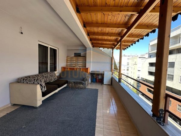 Tirane, jepet me qera apartament 2+1+Ballkon Kati 6, 93 m² 550 € (PRANE RRETHIT TE ASTIRIT)