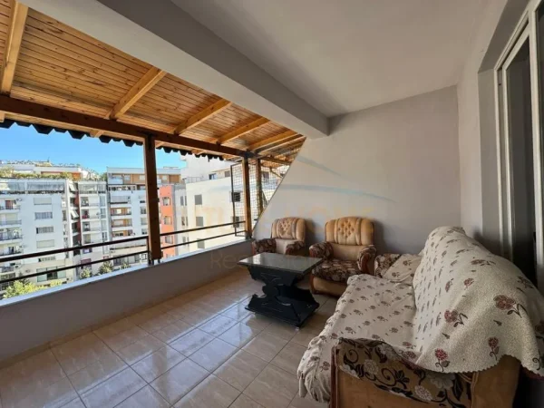 Tirane, jepet me qera apartament 2+1+Ballkon Kati 6, 93 m² 550 € (PRANE RRETHIT TE ASTIRIT)