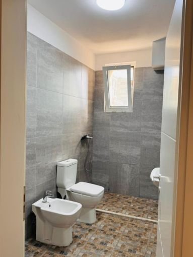 Tirane, jepet me qera ambjent biznesi Kati 4, 56 m² 780 € (Rruga Themistokli Germenji, tek RTSH)