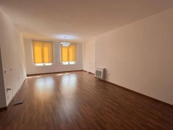 Tirane, jepet me qera ambjent biznesi Kati 4, 56 m² 780 € (Rruga Themistokli Germenji, tek RTSH)