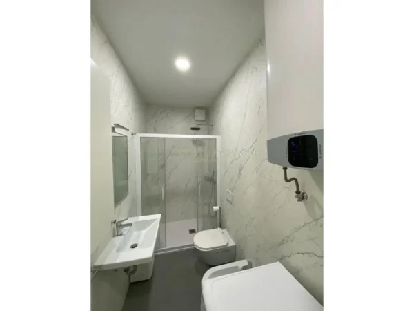 Tirane, jepet me qera apartament 1+1 Kati 4, 84 m² 1.000 € (Ish Garda)