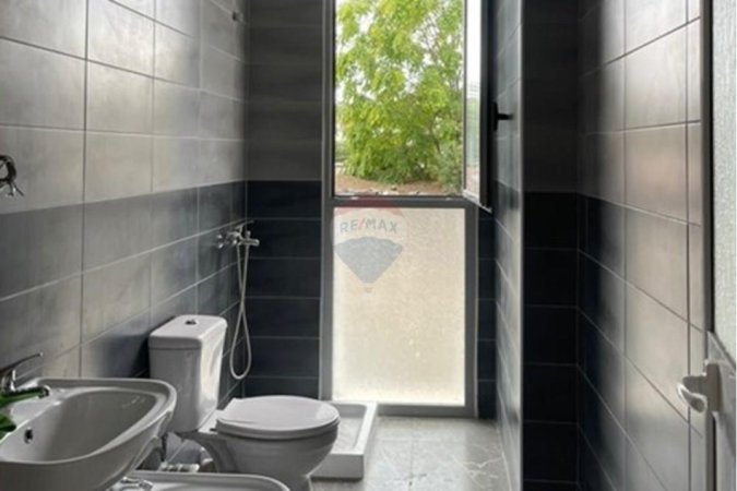 Tirane, jepet me qera apartament 2+1 Kati 1, 88 m² 430 € (Apartament - Për Qira - Rruga 5 Maji, Tiranë)