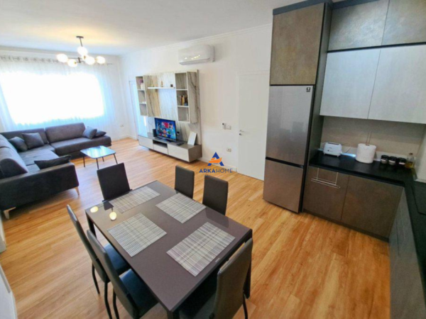 Tirane, jepet me qera apartament 2+1+Ballkon Kati 8, 100 m² 1.250 € (PAZARI I RI)