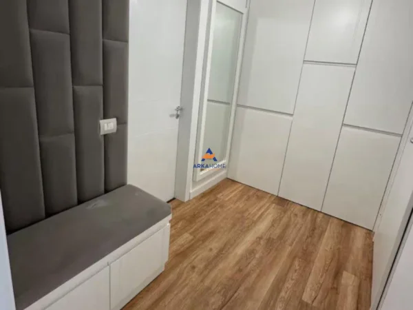 Tirane, jepet me qera apartament 2+1+Ballkon Kati 8, 100 m² 1.250 € (PAZARI I RI)