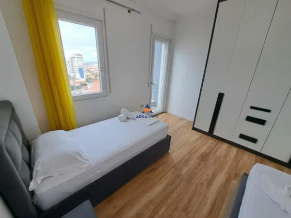 Tirane, jepet me qera apartament 2+1+Ballkon Kati 8, 100 m² 1.250 € (PAZARI I RI)