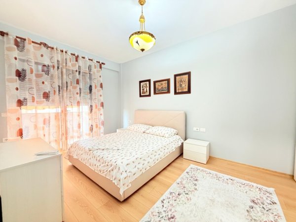 Tirane, jepet me qera apartament 2+1 , 95 m² 600 € 