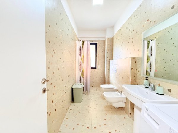 Tirane, jepet me qera apartament 2+1 , 95 m² 600 € 