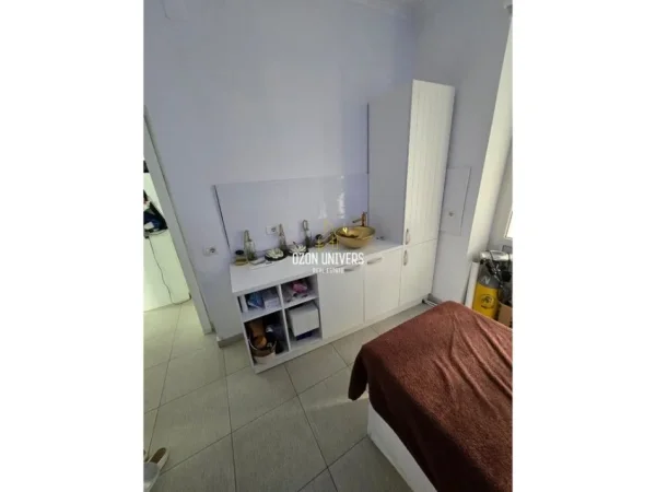 Tirane, jepet me qera ambjent biznesi Kati 2, 70 m² 700 € (Rruga Myslym Shyri)