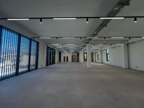 Tirane, jepet me qera ambjent biznesi Kati 3, 2.950 m² 15.000 € (MEZEZ)