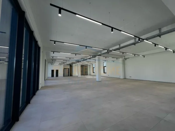 Tirane, jepet me qera ambjent biznesi Kati 3, 2.950 m² 15.000 € (MEZEZ)