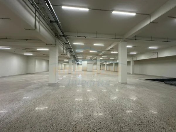 Tirane, jepet me qera ambjent biznesi Kati 3, 2.950 m² 15.000 € (MEZEZ)