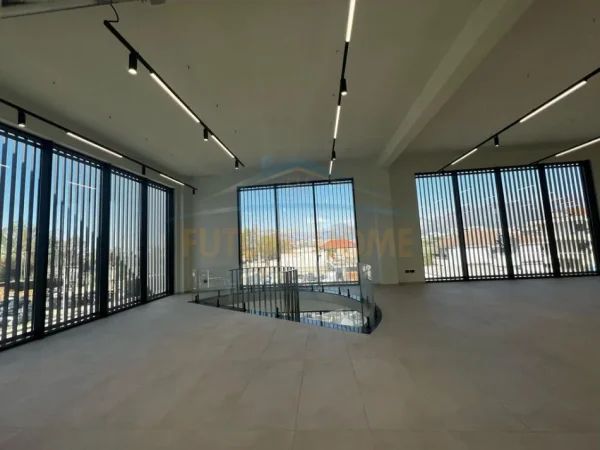 Tirane, jepet me qera ambjent biznesi Kati 3, 2.950 m² 15.000 € (MEZEZ)