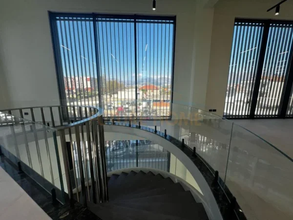 Tirane, jepet me qera ambjent biznesi Kati 3, 2.950 m² 15.000 € (MEZEZ)