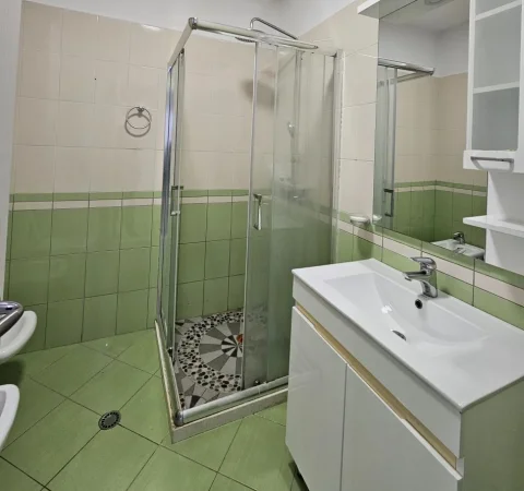 Tirane, jepet me qera apartament 1+1 Kati 7, 75 m² 500 €