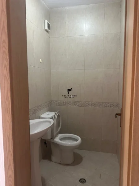Tirane, jepet me qera zyre Kati 5, 140 m² 1.200 € (VASIL SHANTO)
