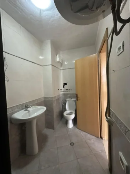 Tirane, jepet me qera zyre Kati 5, 140 m² 1.200 € (VASIL SHANTO)