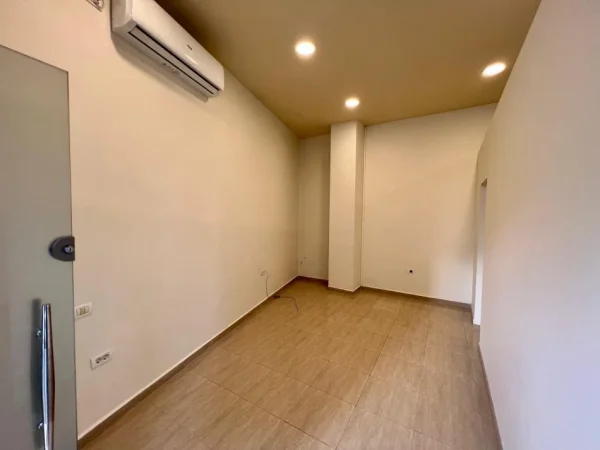 Tirane, jepet me qera ambjent biznesi Kati 0, 44 m² 600 € 