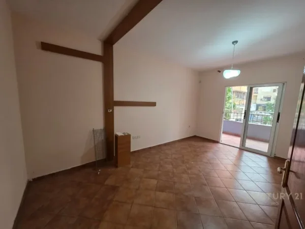 Tirane, shitet apartament 2+1+Ballkon Kati 2, 118 m² 320.000 € (Komuna e Parisit)