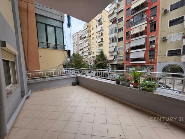Tirane, shitet apartament 2+1+Ballkon Kati 2, 118 m² 320.000 € (Komuna e Parisit)
