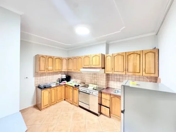 Tirane, jepet me qera apartament 4+1+Aneks+Ballkon Kati 4, 178 m² 1.700 € (liqeni artificial)