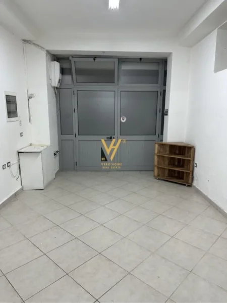 Tirane, jepet me qera dyqan Kati 0, 38 m² 550 € (SHESHI WILLSON)