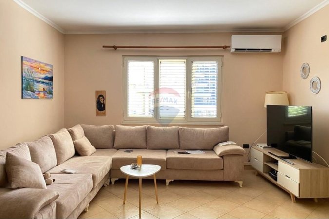 Tirane, jepet me qera apartament 2+1+Aneks+Ballkon , 131 m² 700 € (Rruga Kristo Luarasi)