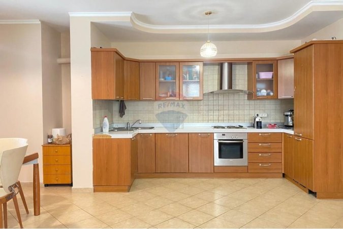 Tirane, jepet me qera apartament 2+1+Aneks+Ballkon , 131 m² 700 € (Rruga Kristo Luarasi)